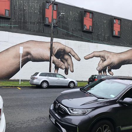 Cool Apartment, Central To Everything, Share With 2X Bulldogs Auckland Exterior foto